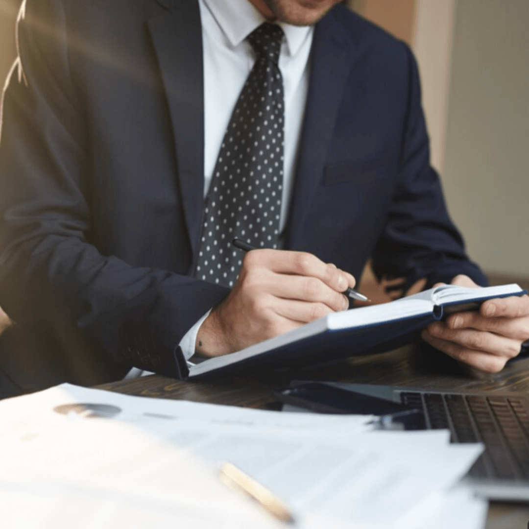 Advogado analisando a agenda de trabalho, com papéis sobre a secretária de escritório