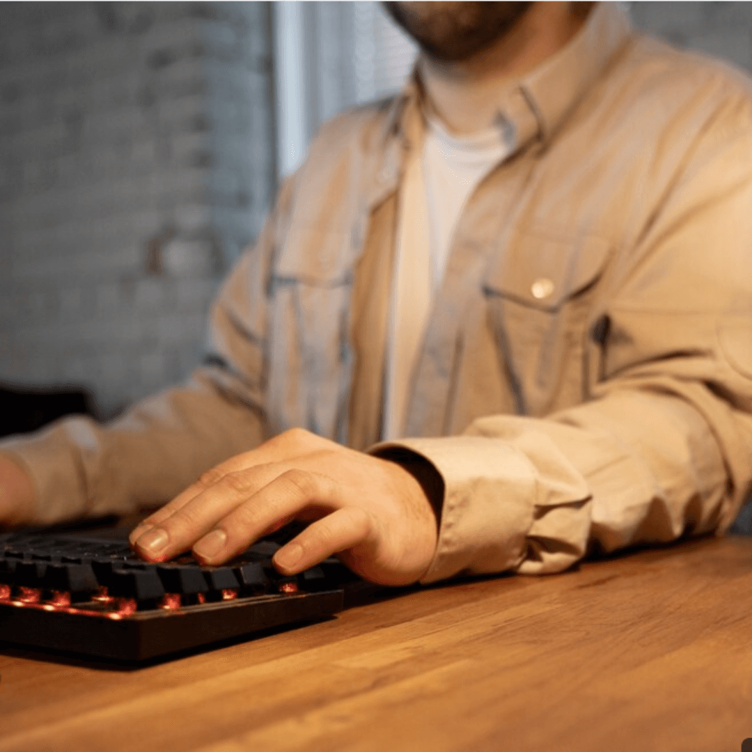 Pessoa utilizando um software de gestão de condomínios